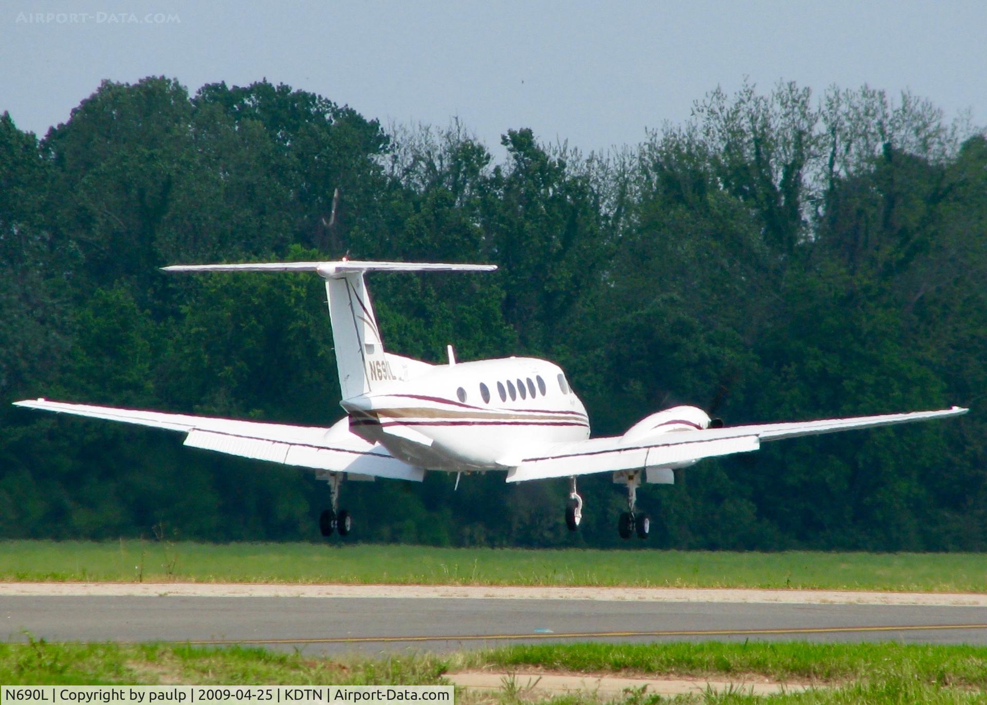 N690L, 1997 Raytheon Aircraft Company B200 C/N BB-1573, At Downtown Shreveport.