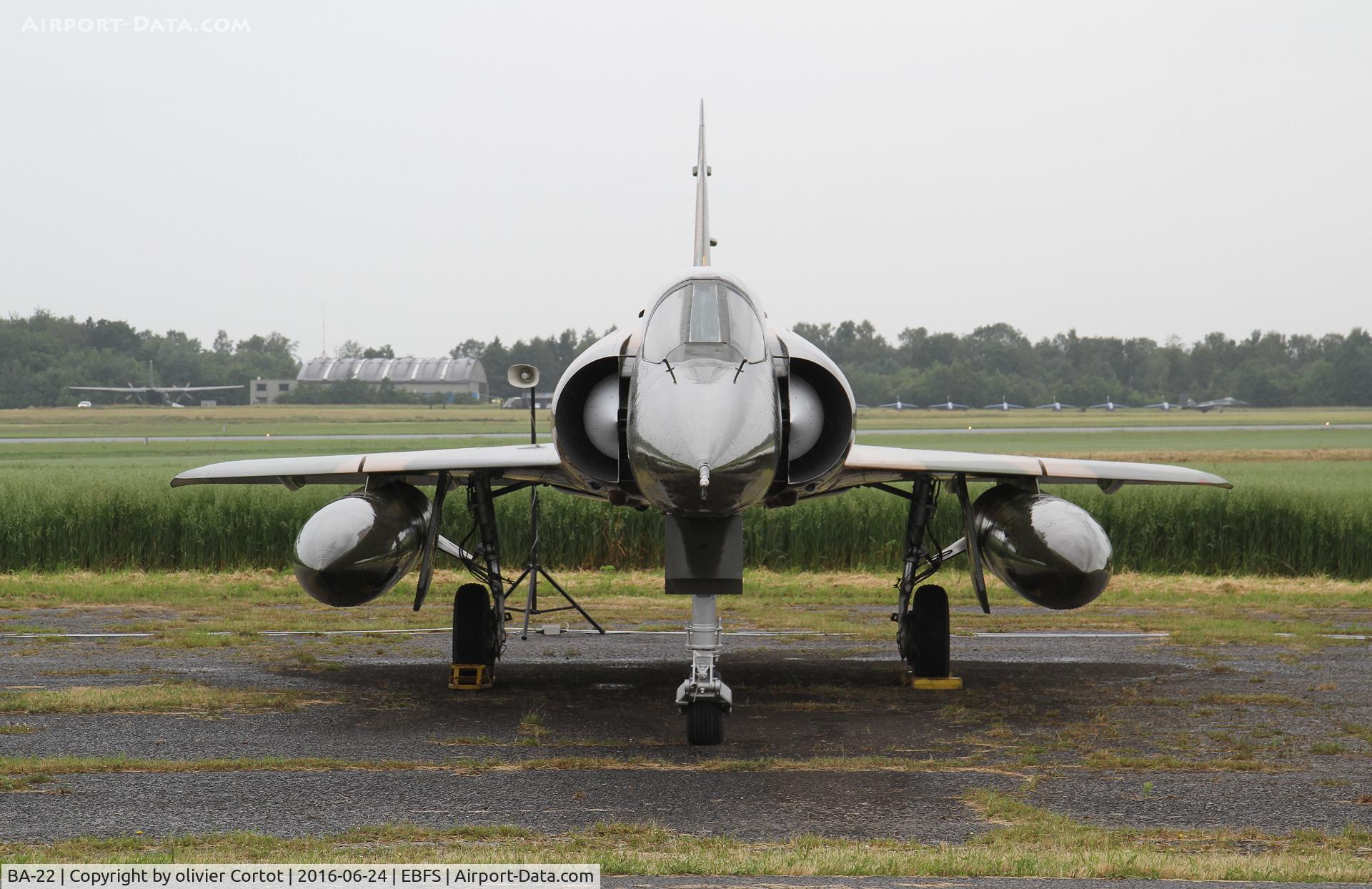 BA-22, Dassault Mirage 5BA C/N 22, front view of this nice Mirage V