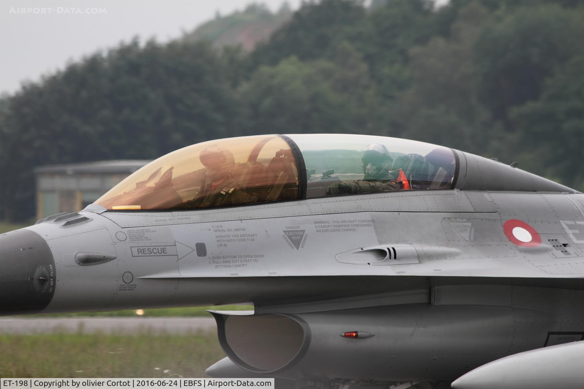 ET-198, General Dynamics F-16BM Fighting Falcon C/N 6G-014, cockpit close up. note the US serial : 86-0198