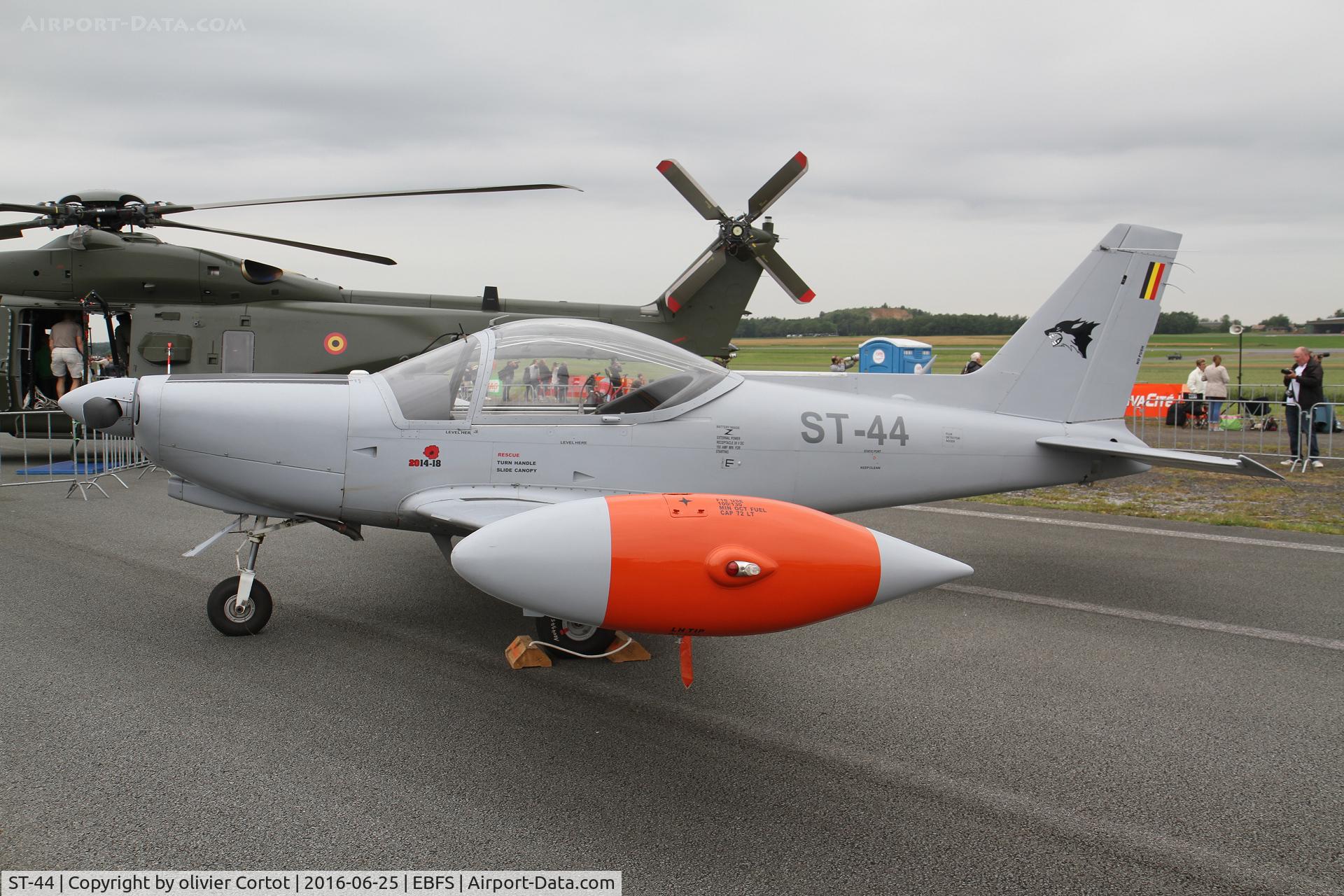 ST-44, SIAI-Marchetti SF-260D C/N 844, new paint ?