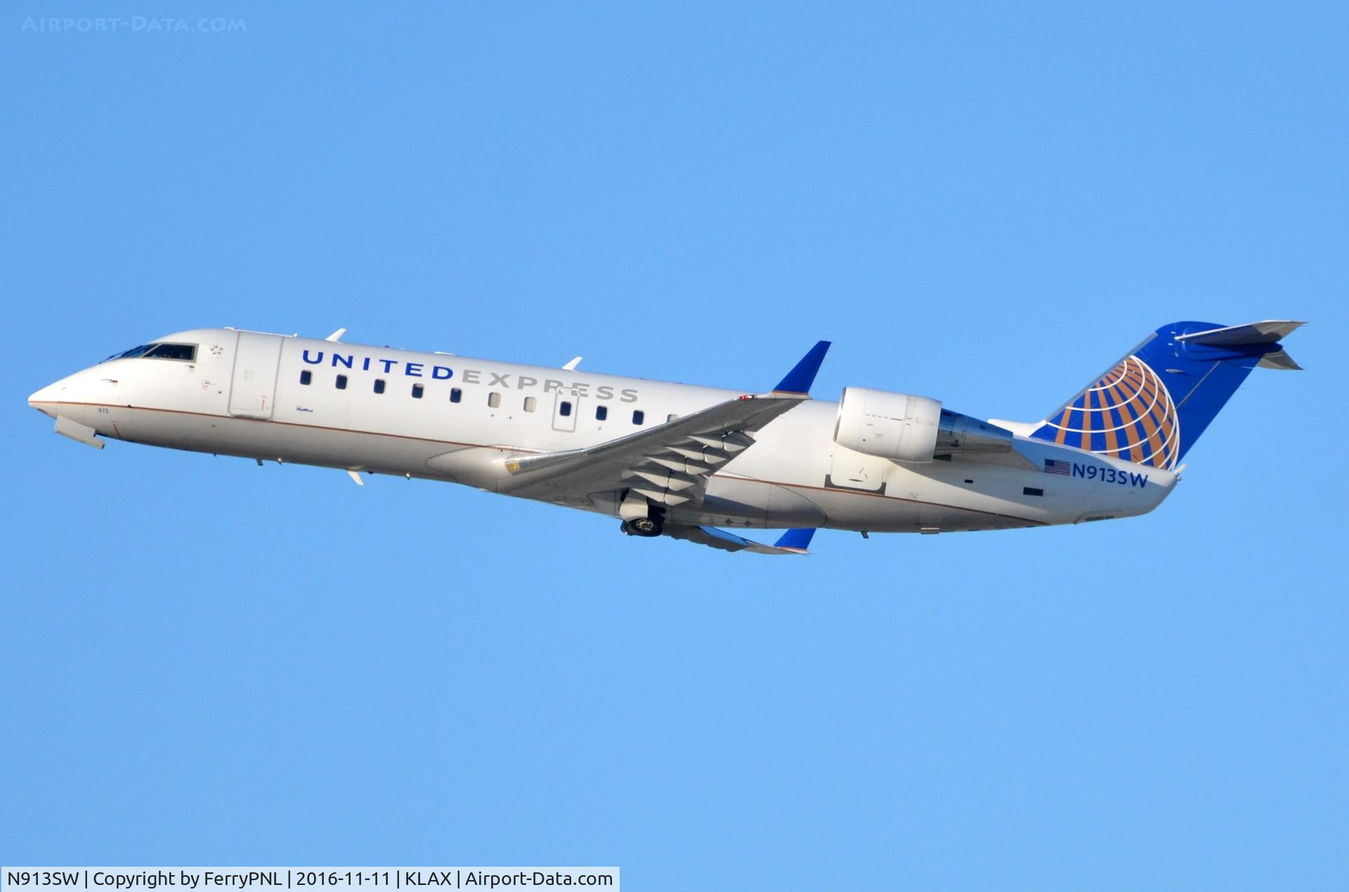 N913SW, 2001 Bombardier CRJ-200ER (CL-600-2B19) C/N 7597, United Express CL200