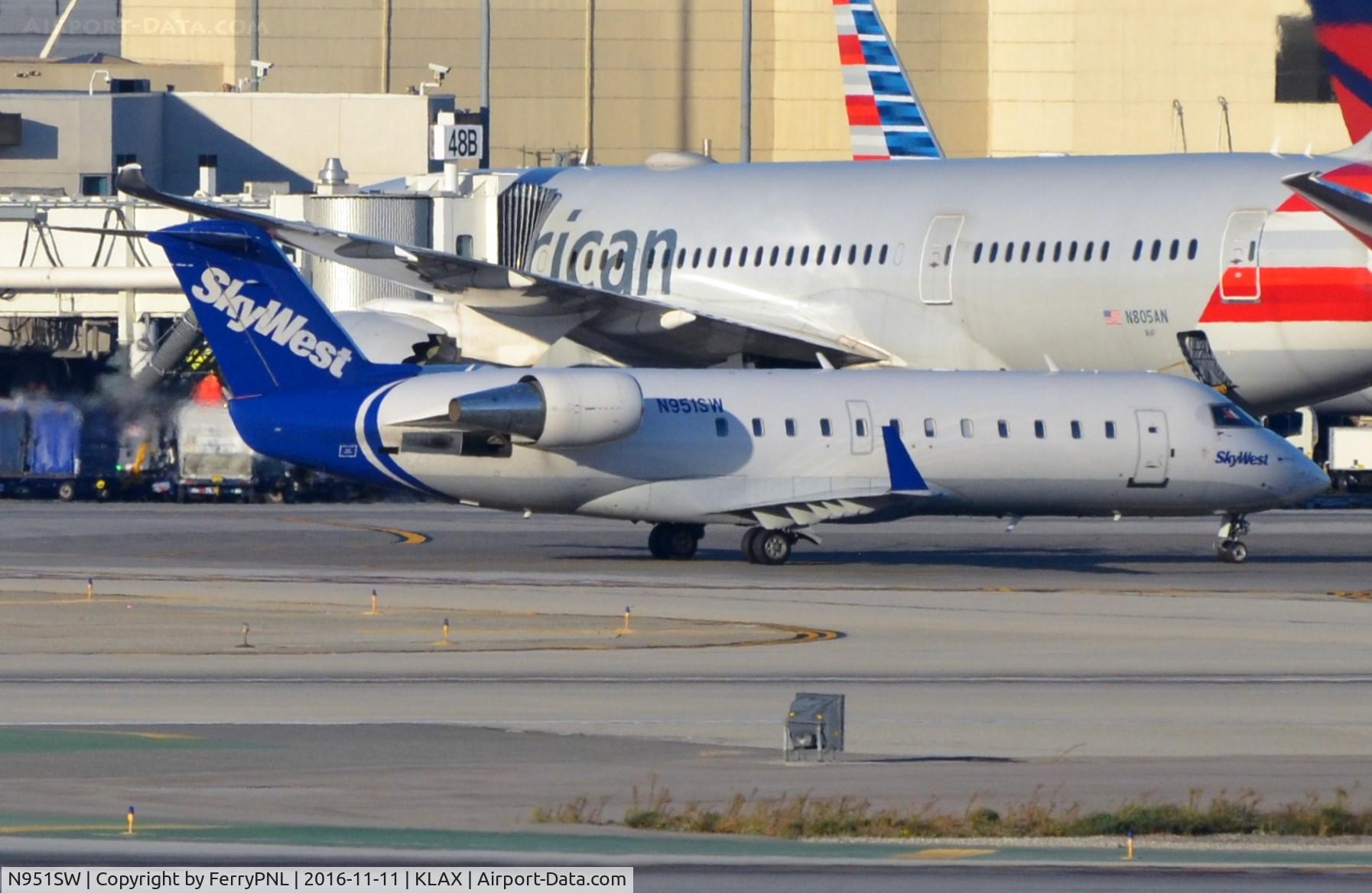 N951SW, 2003 Bombardier CRJ-200LR (CL-600-2B19) C/N 7795, Skywest CL200 taxying to its stand.