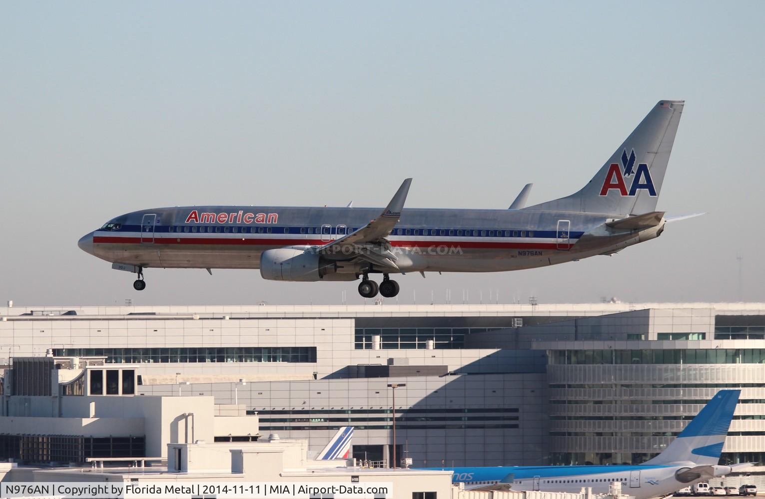 N976AN, 2001 Boeing 737-823 C/N 30099, American