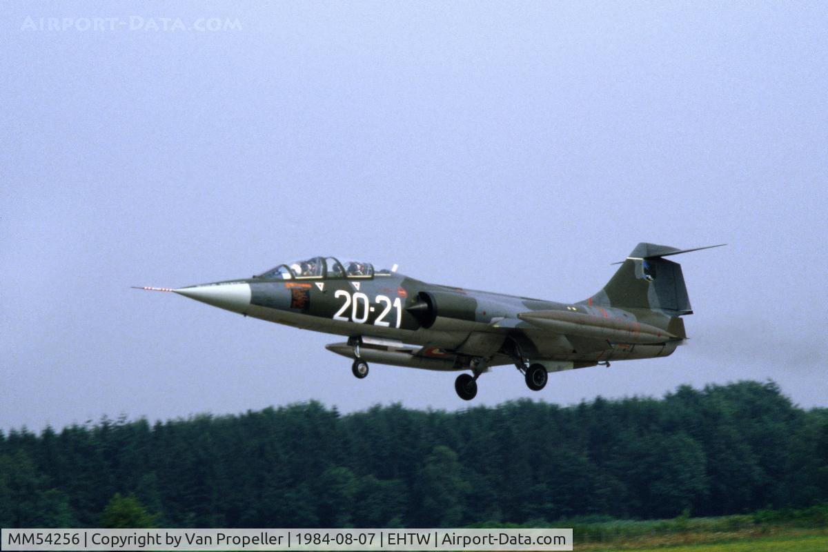 MM54256, Lockheed TF-104G Starfighter C/N 583H-5207, Lockheed TF-104G Starfighter of the Italian Air Force, 4 Stormo, 20 Gruppo Addestramento, landing at Twente Air Base, the Netherlands, 1984