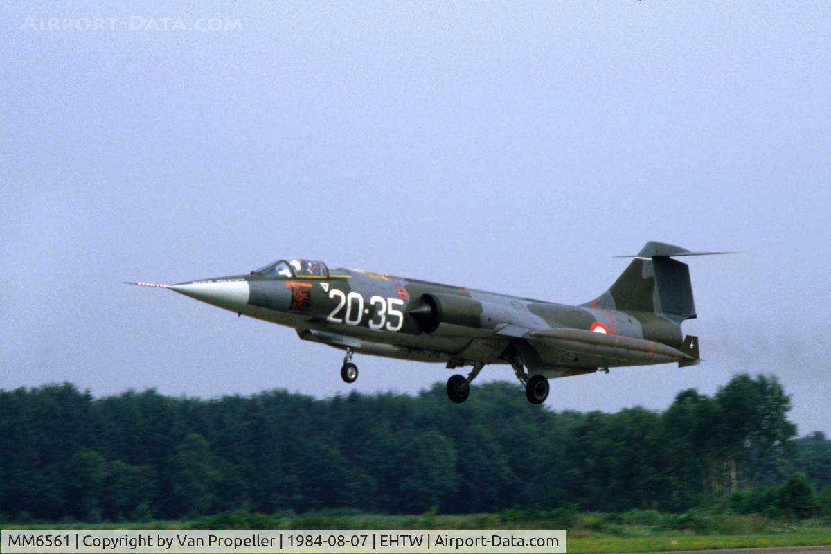 MM6561, Fiat F-104G Starfighter C/N 683-6561, Lockheed F-104G Starfighter of the Italian Air Force, 4 Stormo, 20 Gruppo Addestramento, landing at Twente air base, the Netherlands, 1984