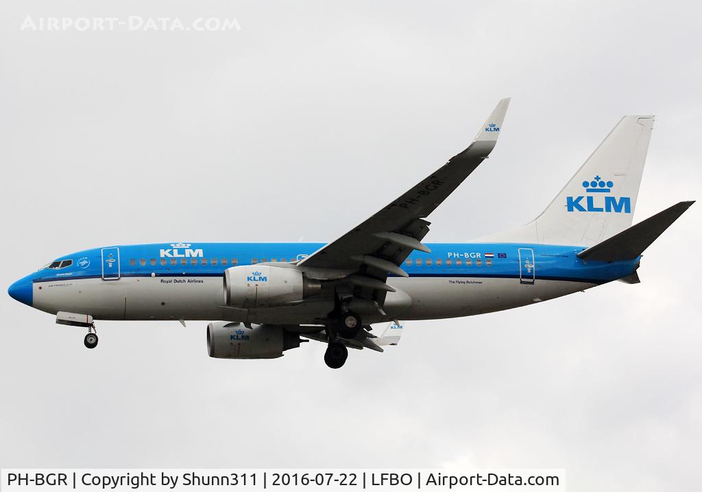 PH-BGR, 2011 Boeing 737-7K2 C/N 39446, Landing rwy 32L with blue nose