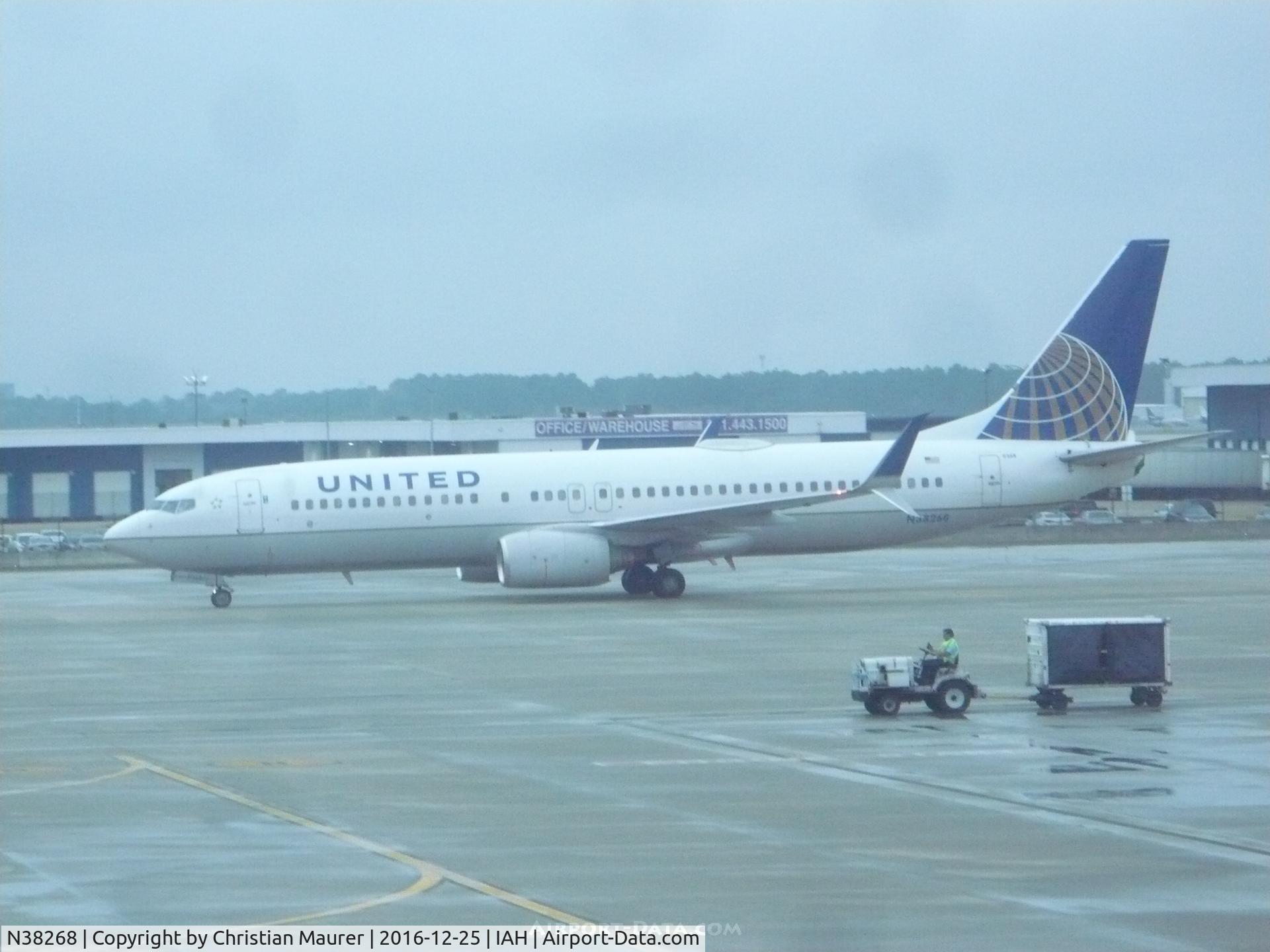 N38268, 2001 Boeing 737-824 C/N 31587, United Boeing 737-824