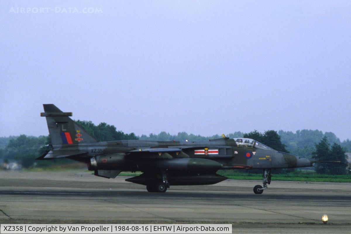 XZ358, 1976 Sepecat Jaguar GR.1A C/N S.125, Royal Air Force 41 sqn Jaguar GR.1 taking off from Twente air base, the Netherlands, 1984