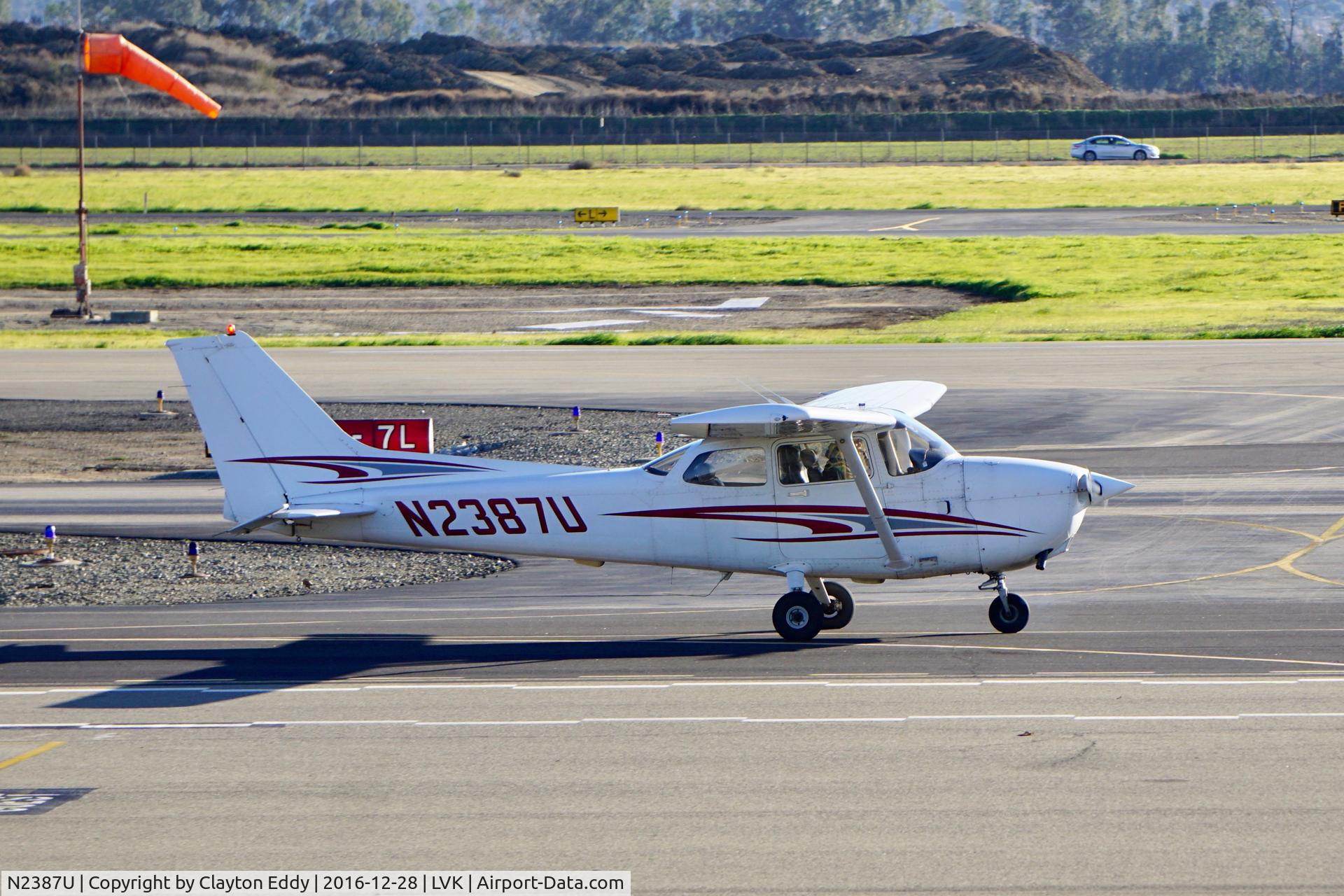 N2387U, 1999 Cessna 172R C/N 17280721, Livermore Airport. 2016