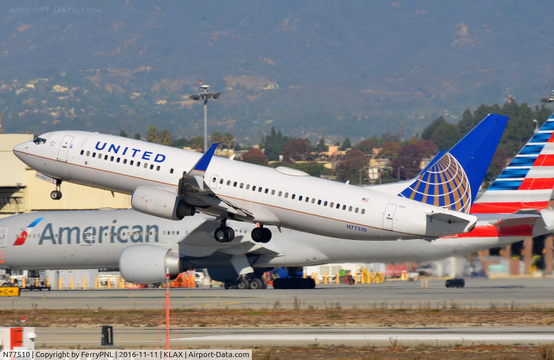 N77510, 2008 Boeing 737-824 C/N 32828, United B738 lifting-off.