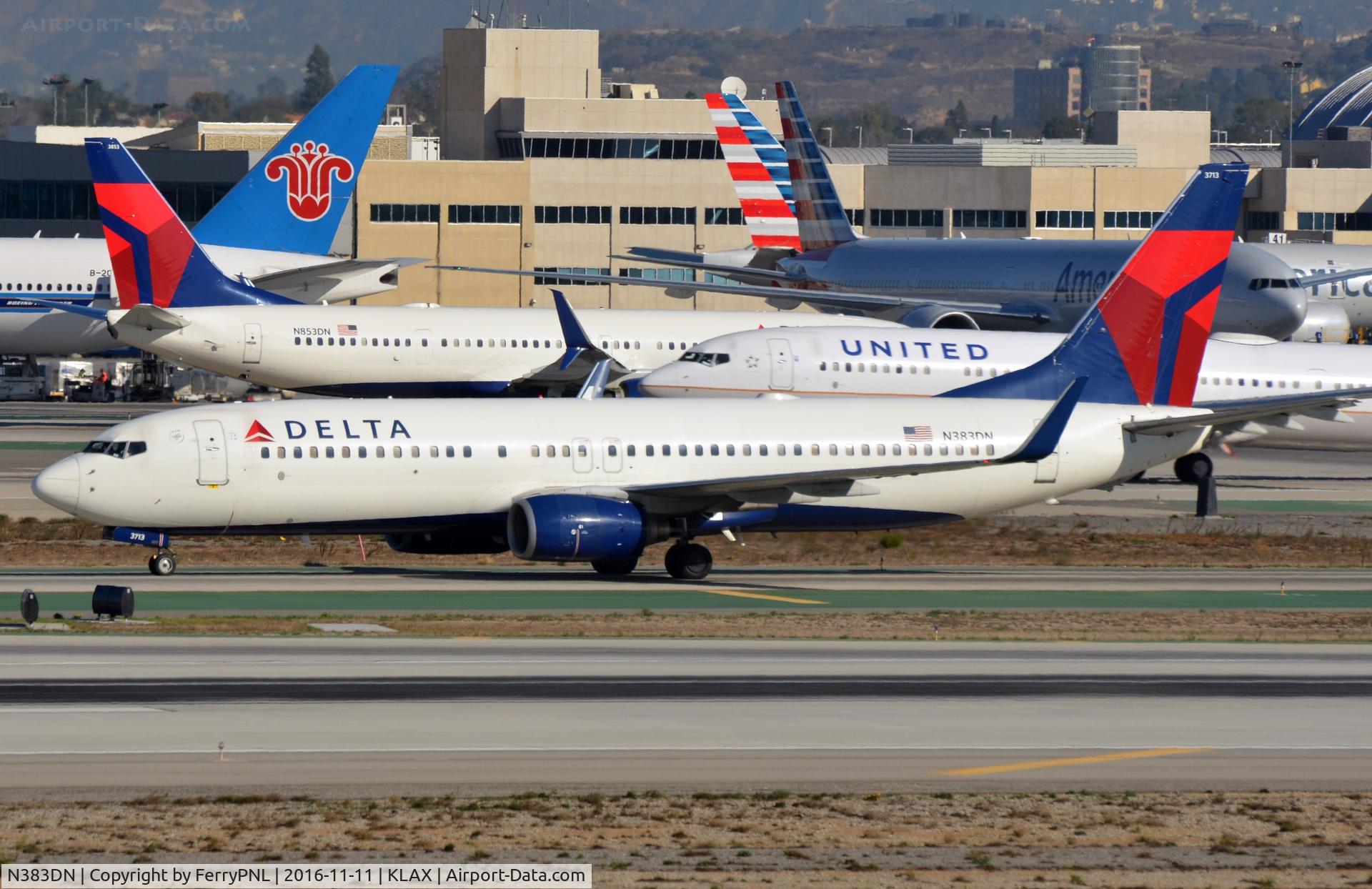 N383DN, 1999 Boeing 737-832 C/N 30346, Delta B738 arrived