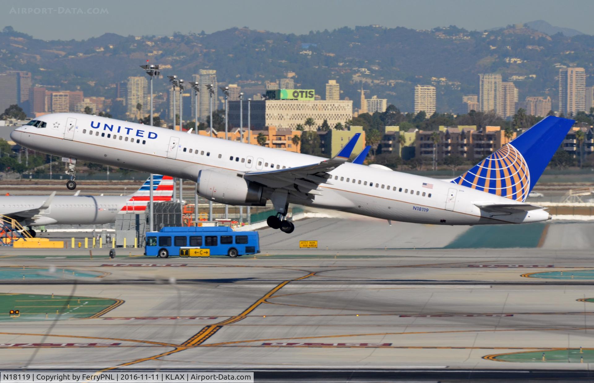 N18119, 1997 Boeing 757-224 C/N 27561, United B752 departing