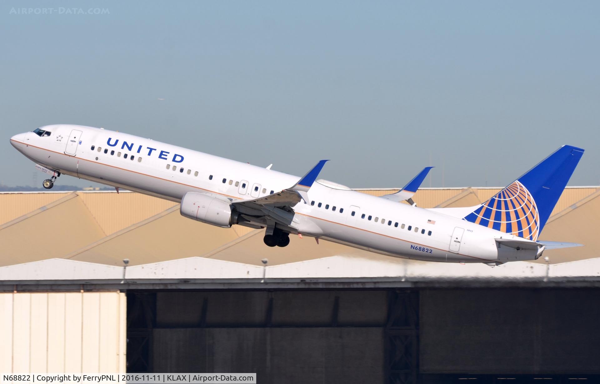 N68822, 2014 Boeing 737-924/ER C/N 42178, B739 lifting-off.