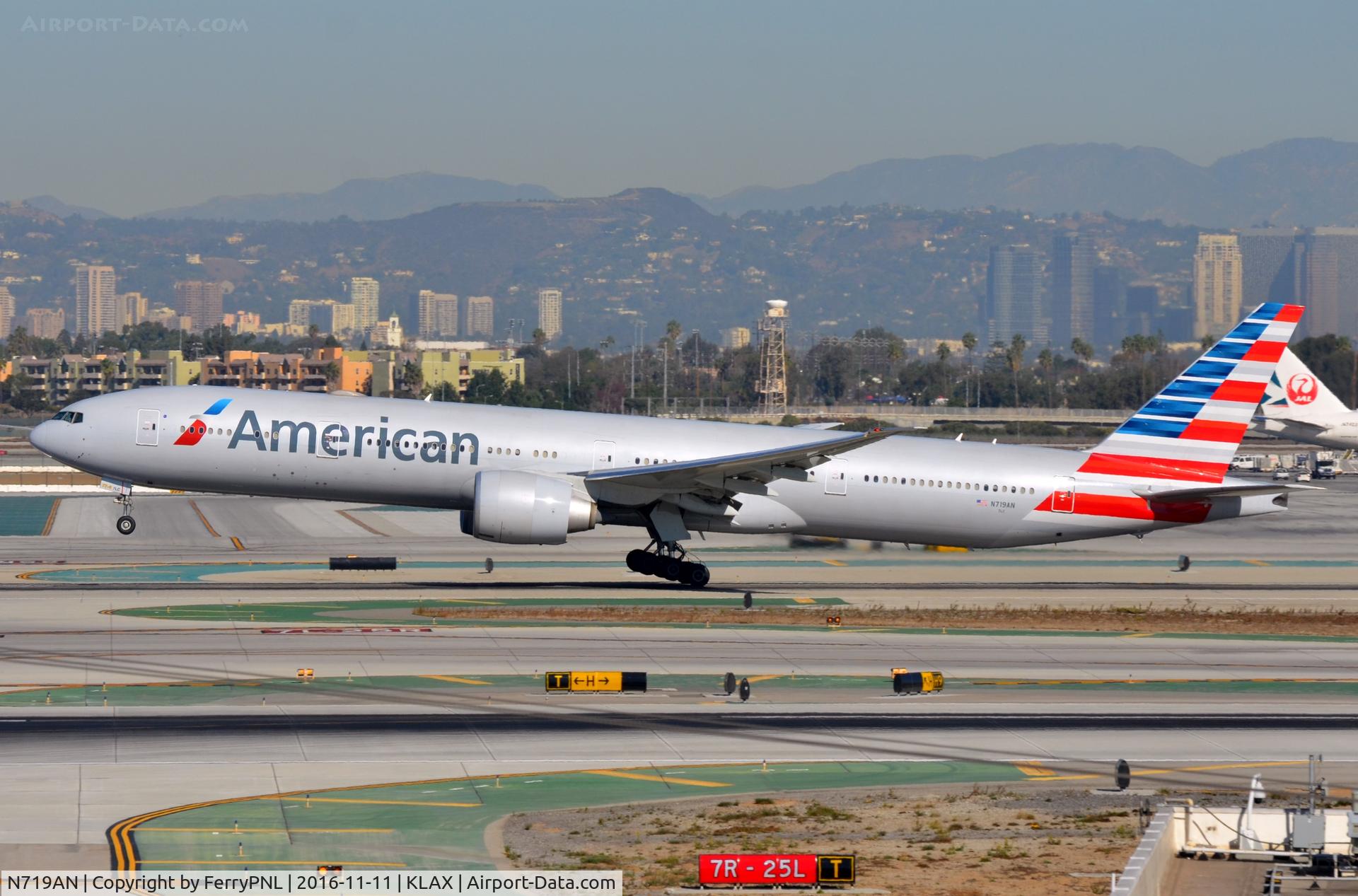 N719AN, 2013 Boeing 777-323/ER C/N 41668, American B773 departing