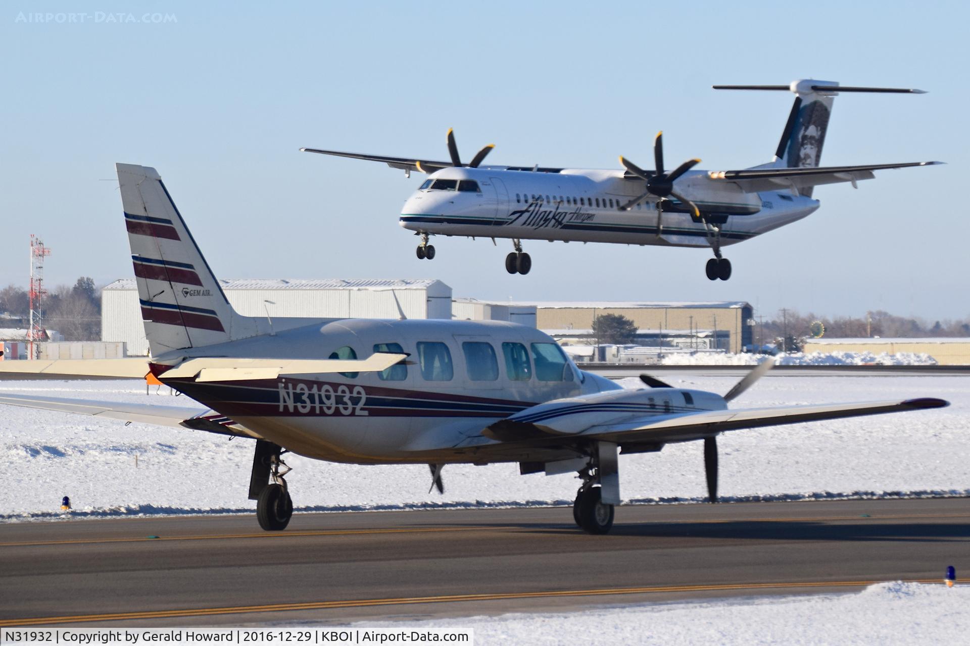 N31932, 1973 Piper PA-31-350 Chieftain C/N 31-7405144, Taxing on Alpha to RWY 10L while Horizon N446QX lands on 10L.