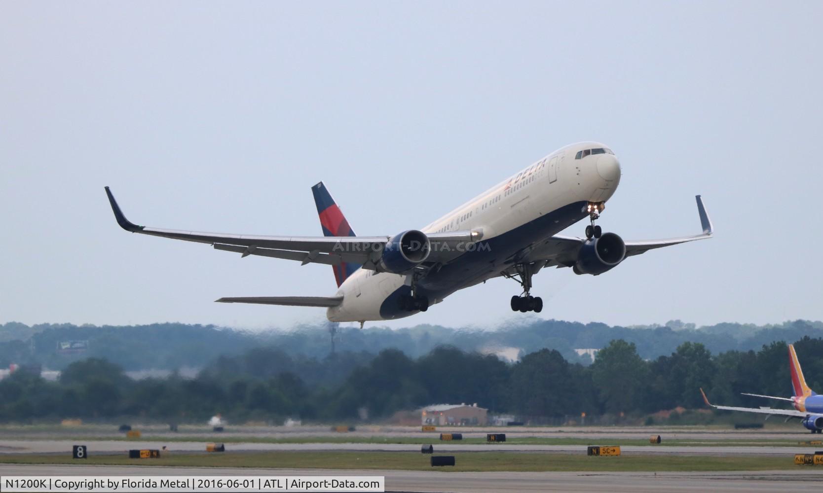 N1200K, 1998 Boeing 767-332 C/N 28457, Delta