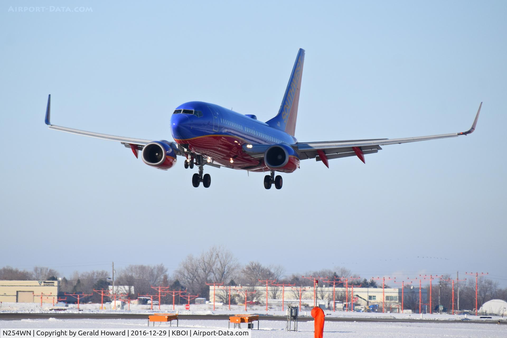 N254WN, 2006 Boeing 737-7H4 C/N 32512, Landing RWY 10L.