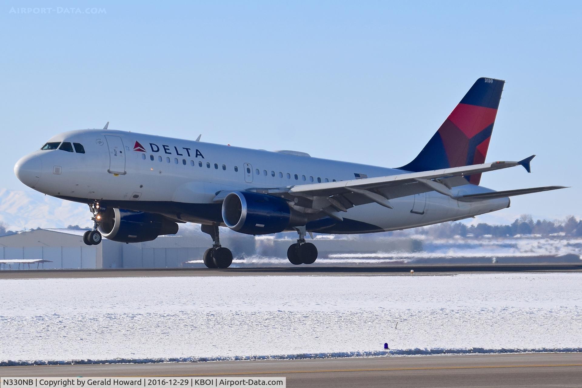 N330NB, 2001 Airbus A319-114 C/N 1549, Landing RWY 10L.