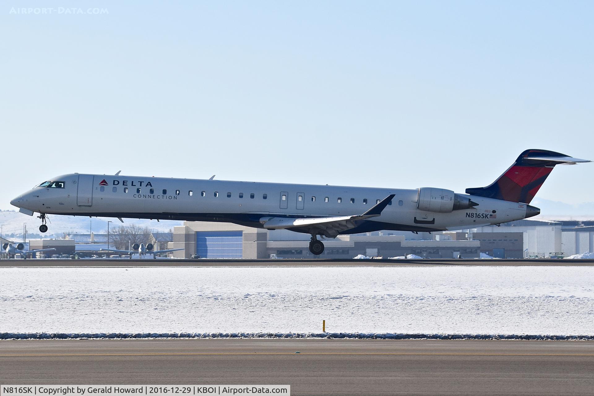 N816SK, 2006 Bombardier CRJ-900ER (CL-600-2D24) C/N 15105, Landing RWY 10L.