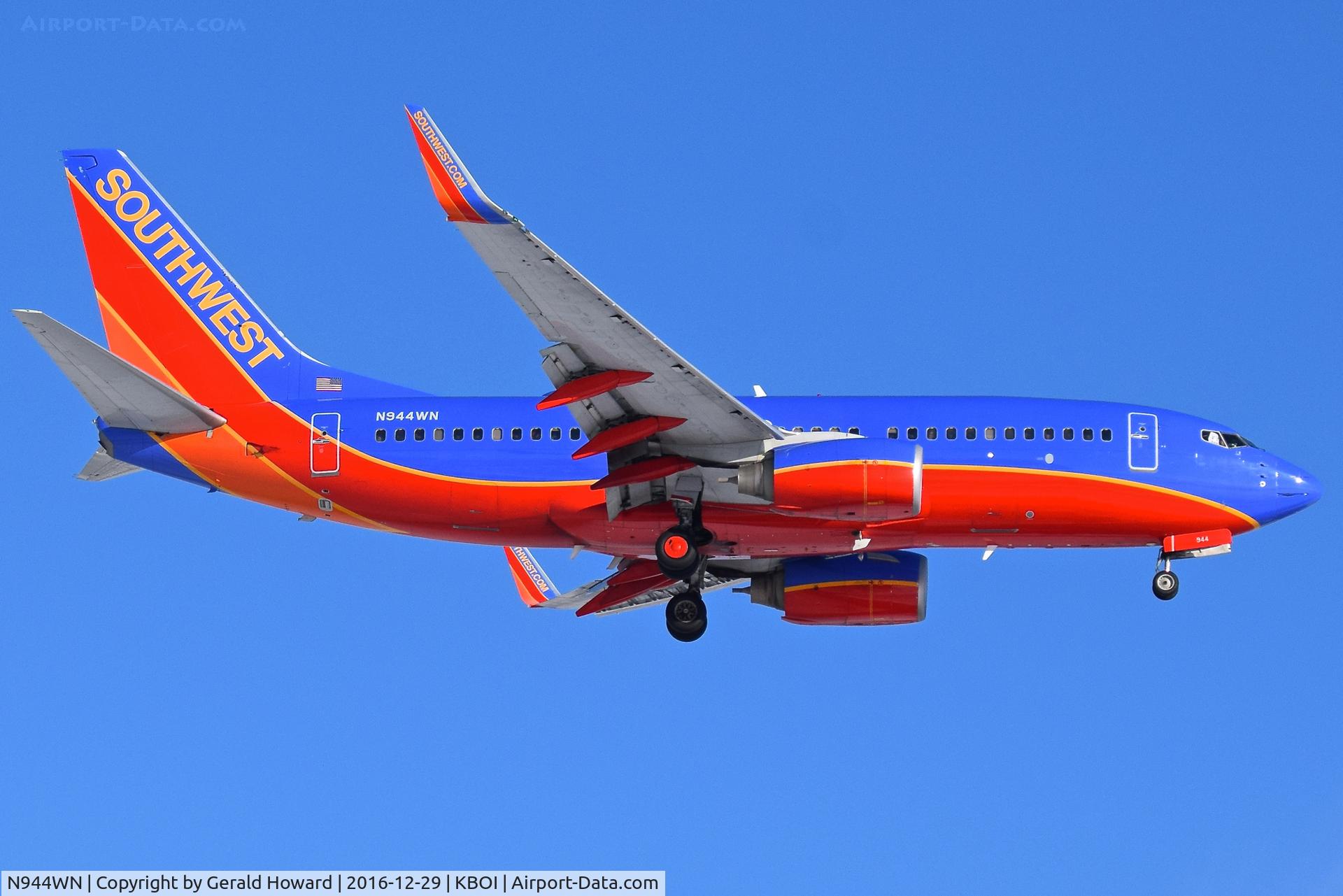 N944WN, 2010 Boeing 737-7H4 C/N 36659, Landing RWY 10L.