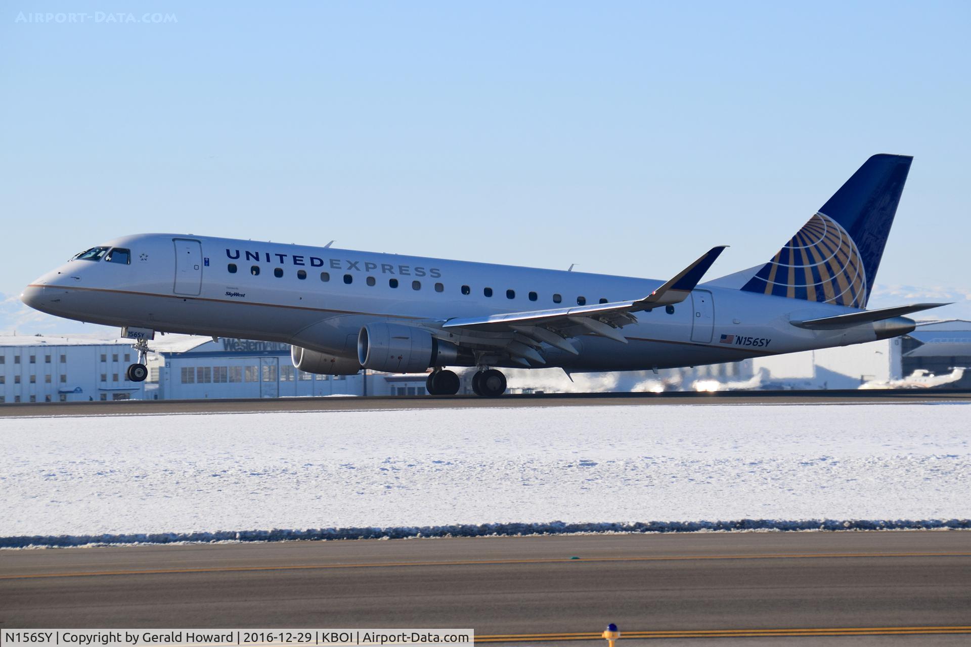 N156SY, 2016 Embraer 175LR (ERJ-170-200LR) C/N 17000557, Landing RWY 10L.