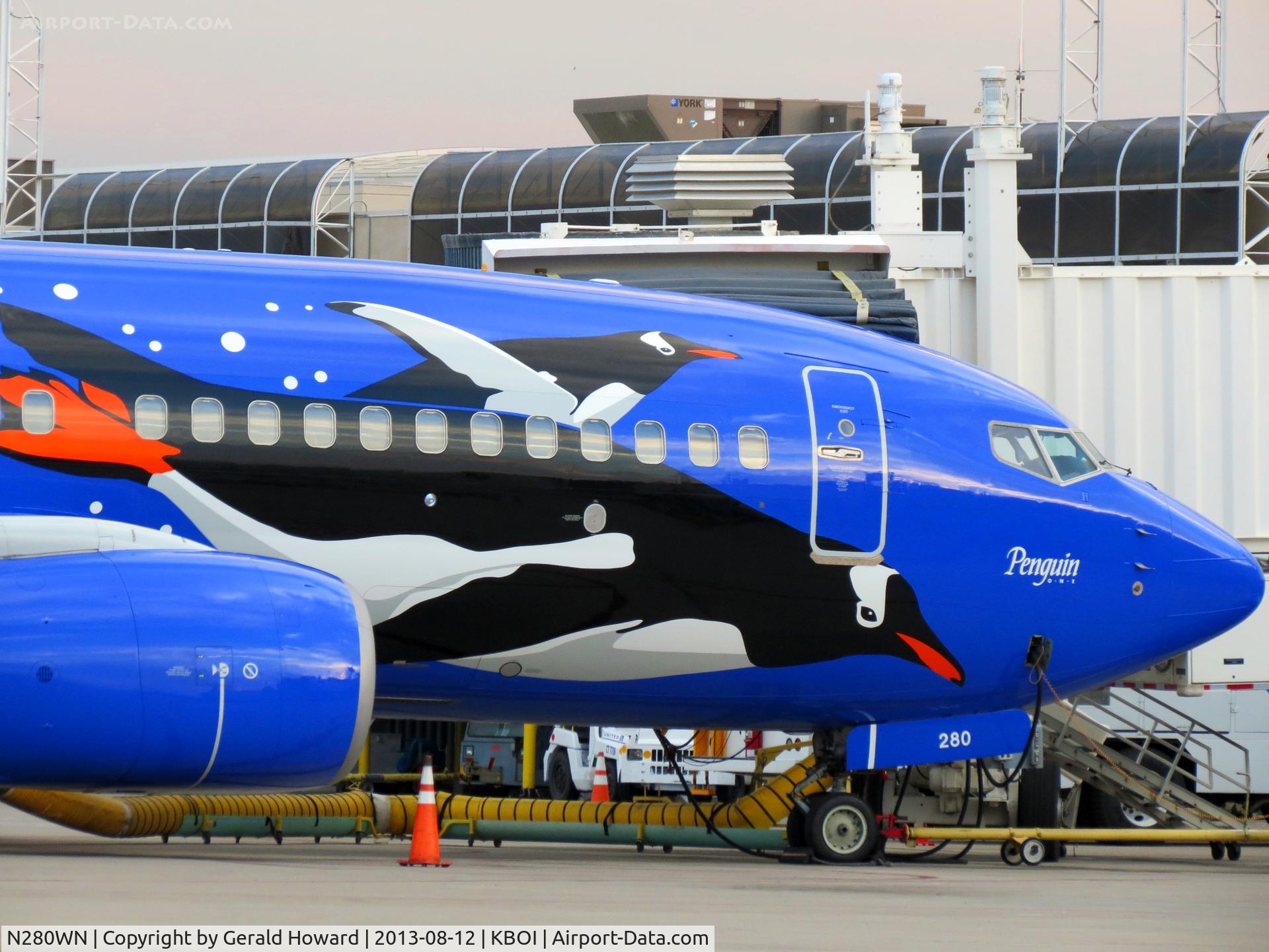N280WN, 2007 Boeing 737-7H4 C/N 32533, Parked at gate 15.