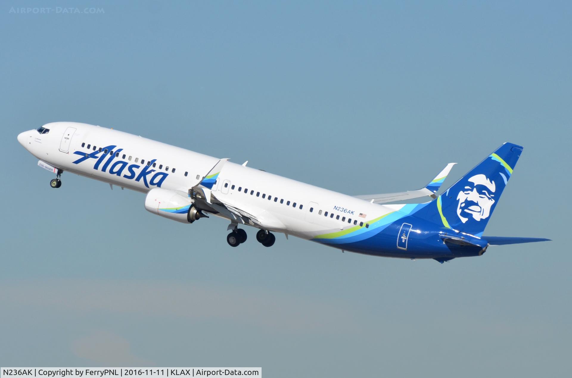 N236AK, 2016 Boeing 737-990/ER C/N 36351, Take-off of Alaska B739