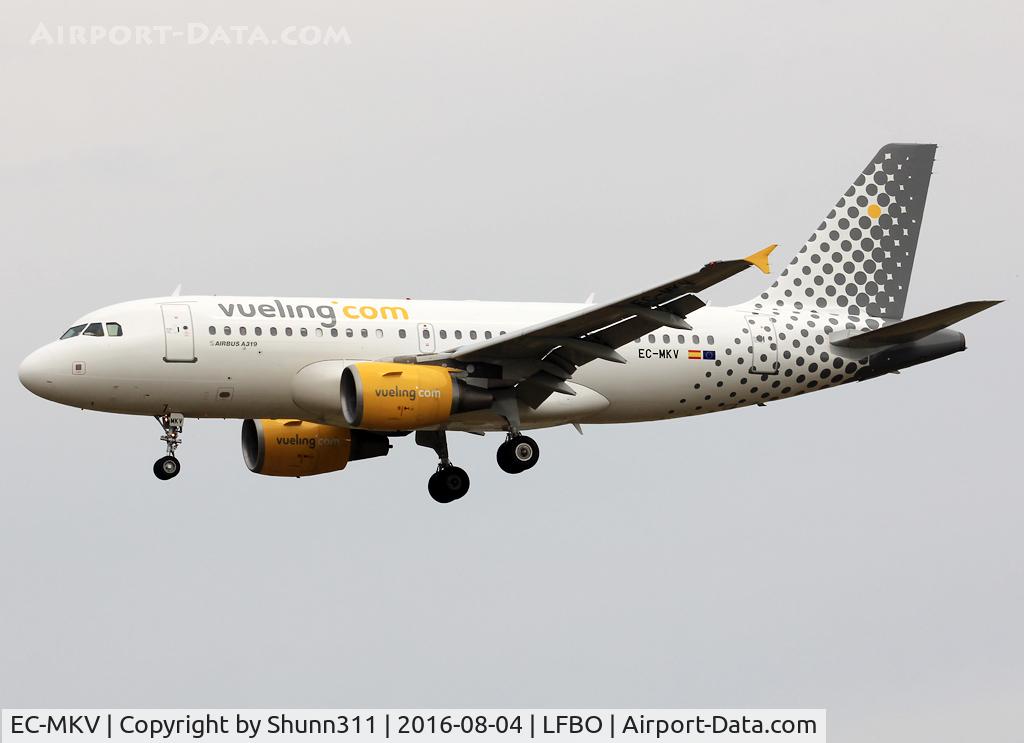 EC-MKV, 2007 Airbus A319-111 C/N 3102, Landing rwy 32L