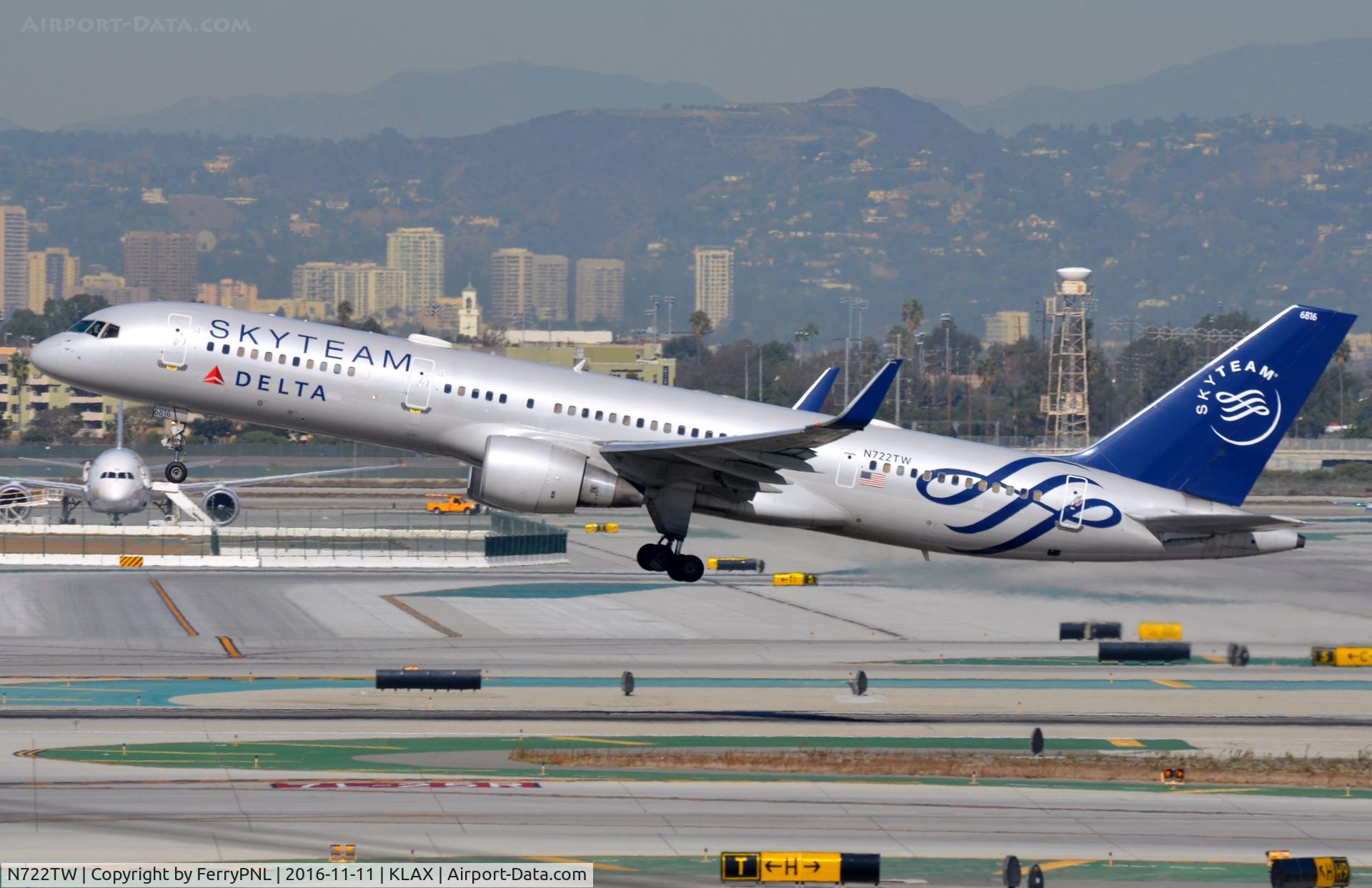 N722TW, 1999 Boeing 757-231 C/N 29385, Delta B752 in Skyteam colors.