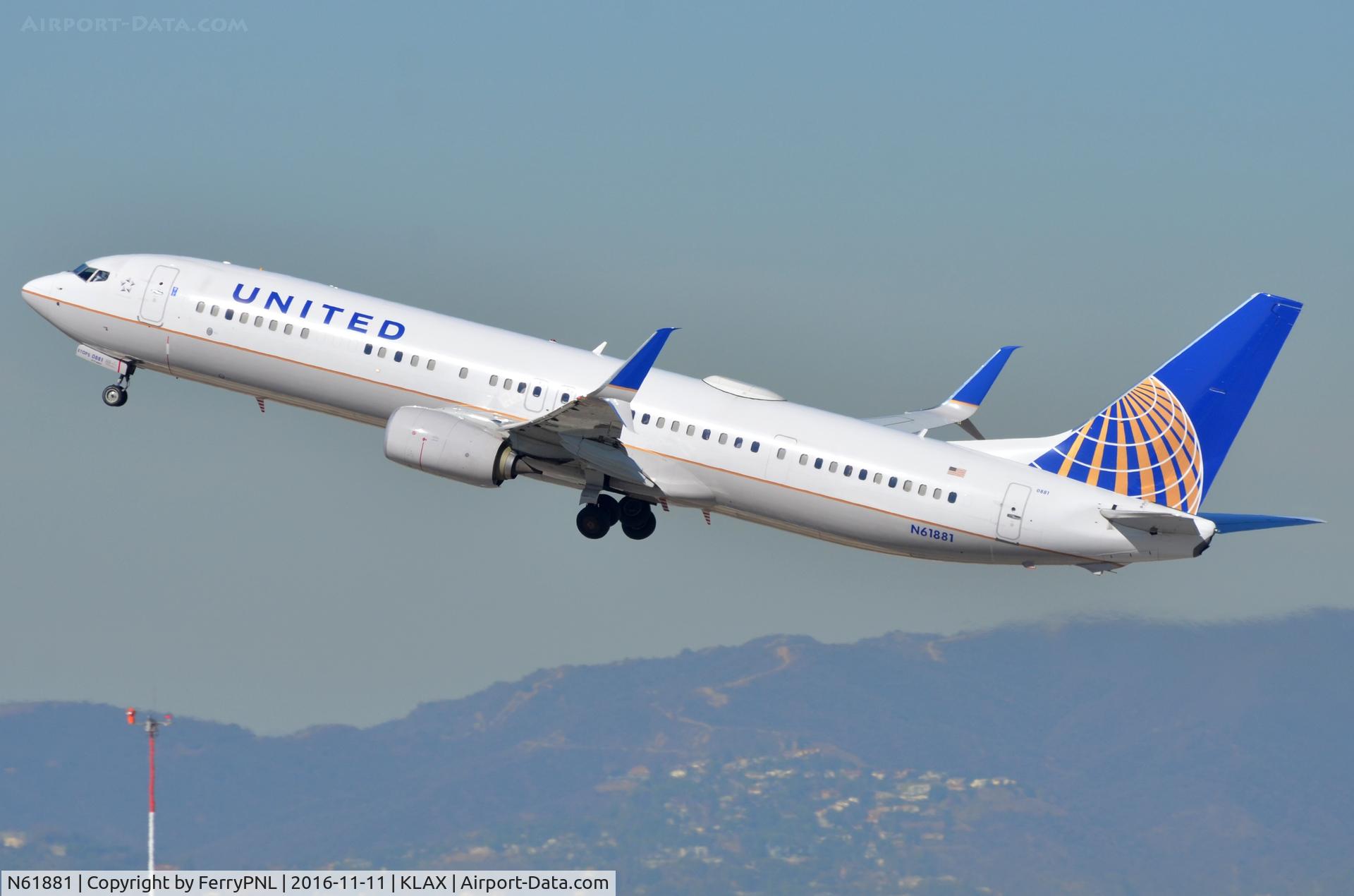 N61881, 2015 Boeing 737-924/ER C/N 42200, United B739 departing
