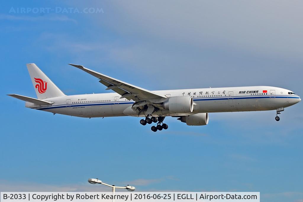 B-2033, 2012 Boeing 777-39L/ER C/N 38673, Arriving on 27R