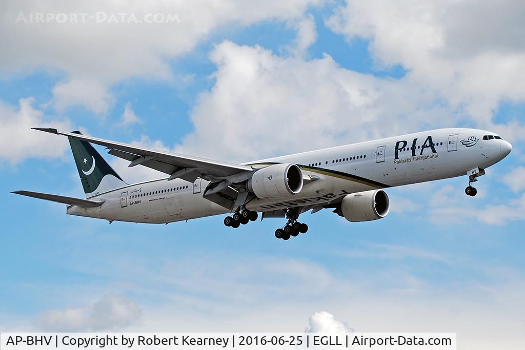 AP-BHV, 2006 Boeing 777-340/ER C/N 33778, Arriving 27R