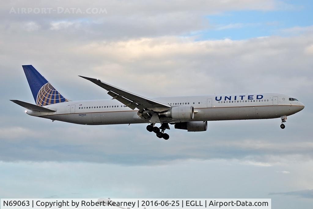 N69063, 2002 Boeing 767-424/ER C/N 29458, Arriving 27R
