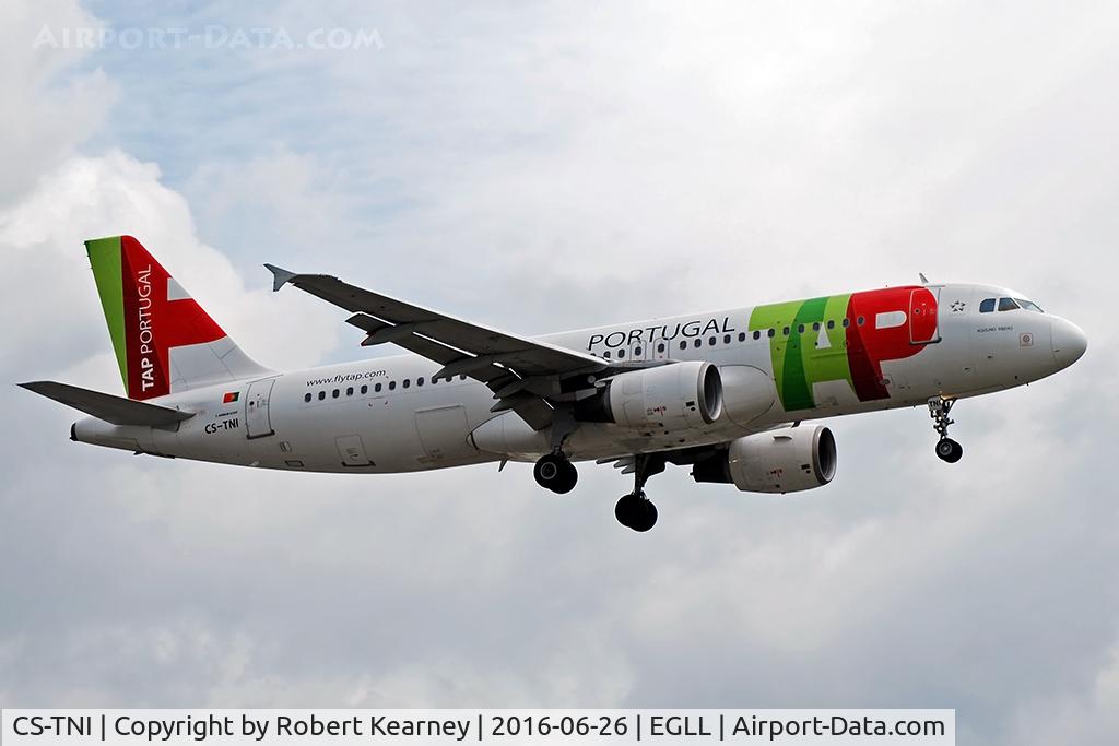 CS-TNI, 1999 Airbus A320-214 C/N 982, Arriving 27R