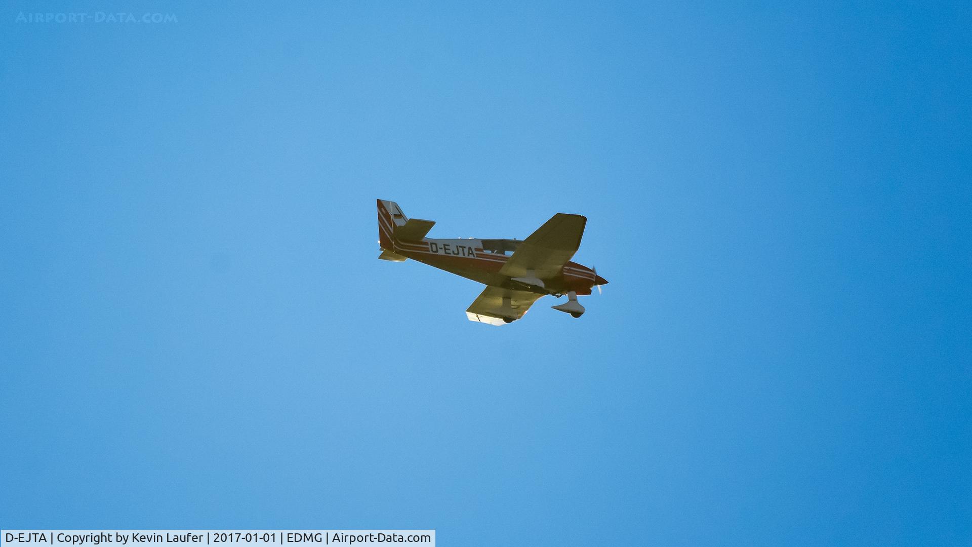 D-EJTA, Robin DR-400-180 Regent Regent C/N 2184, Im Landeanflug auf den Flugplatz Günzburg-Donauried EDMG 
Günzburg - Bayern - Germany