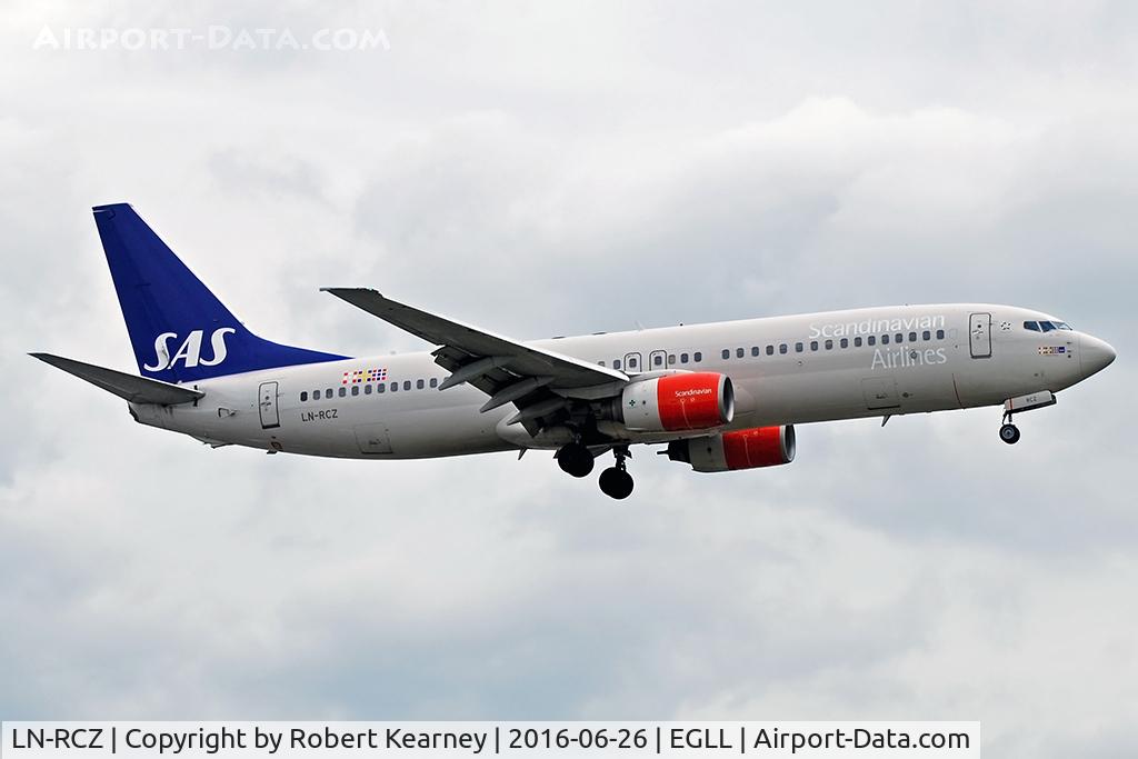 LN-RCZ, 2001 Boeing 737-883 C/N 30197, Arriving 27R