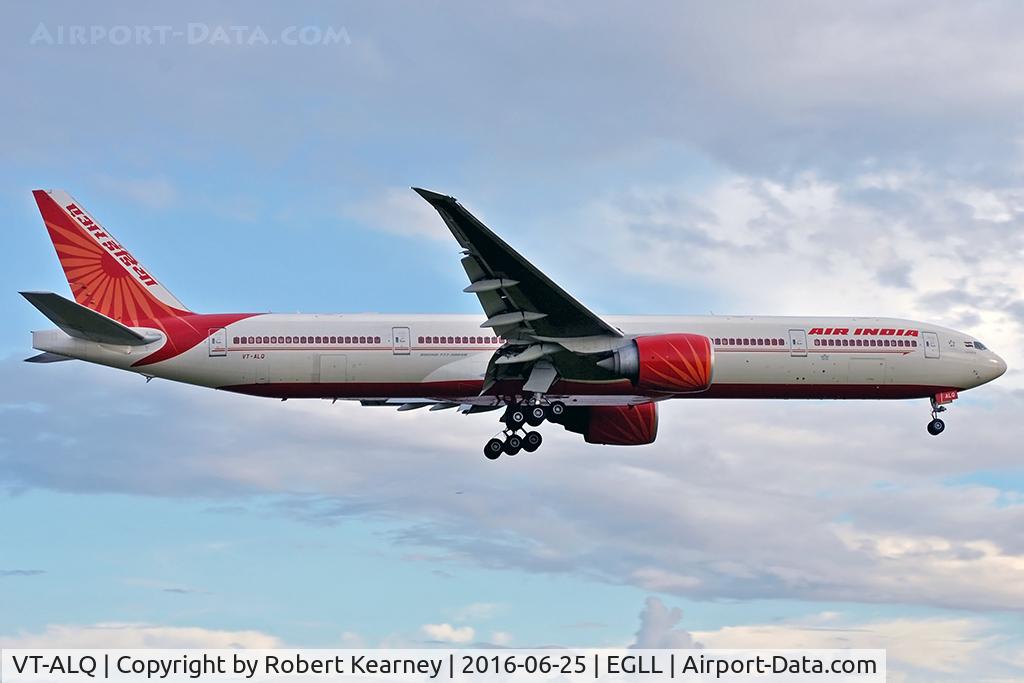 VT-ALQ, 2009 Boeing 777-337/ER C/N 36315, Arriving 27R