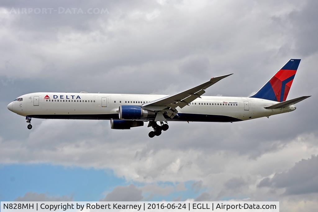 N828MH, 2000 Boeing 767-432/ER C/N 29699, Arriving 27L