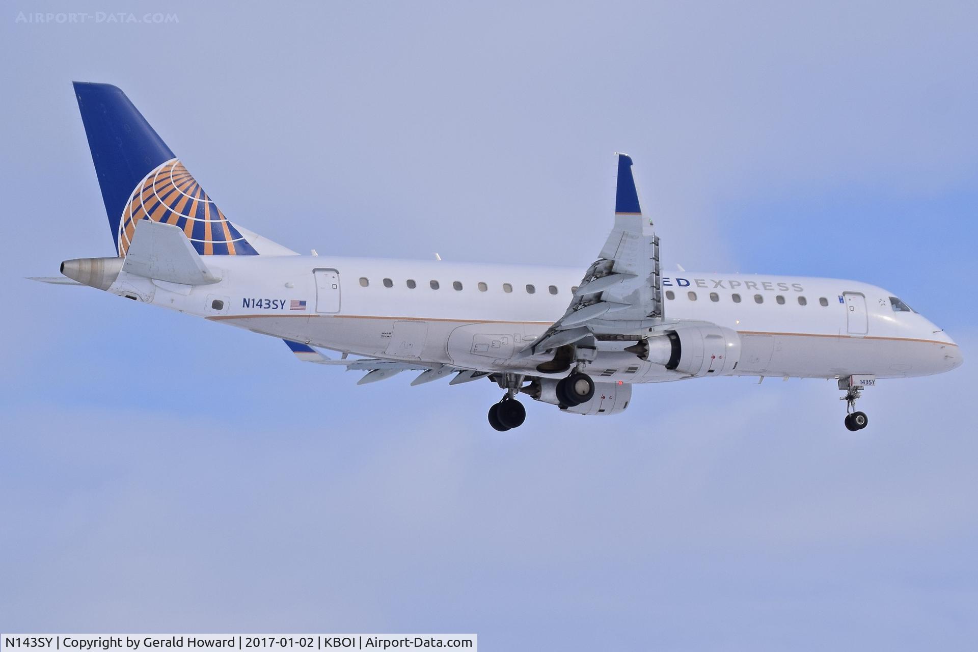 N143SY, 2015 Embraer 175LR (ERJ-170-200LR) C/N 17000476, Landing RWY 10R.