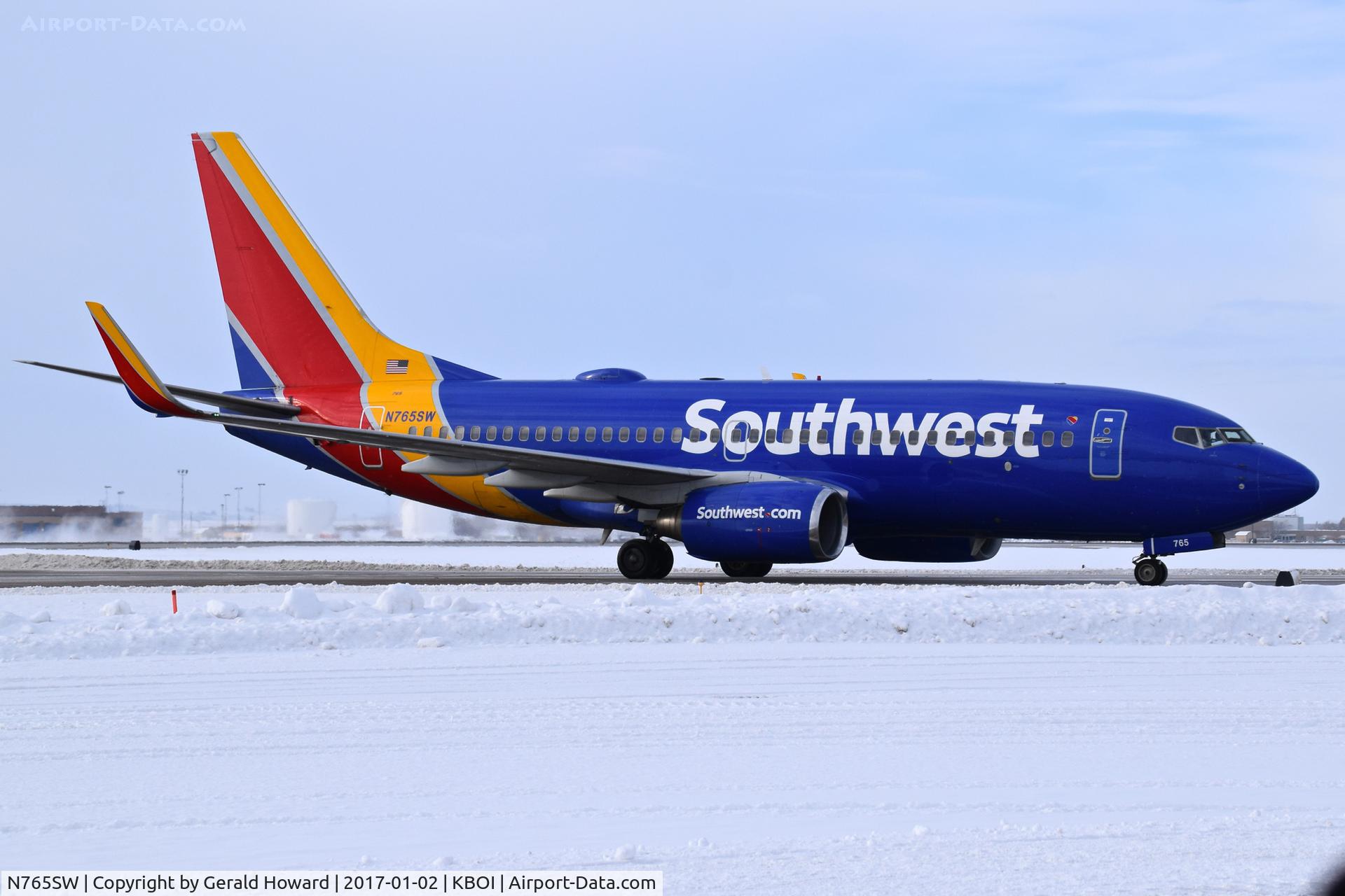N765SW, 2000 Boeing 737-7H4 C/N 29805, On Delta taxiing to the Gate.