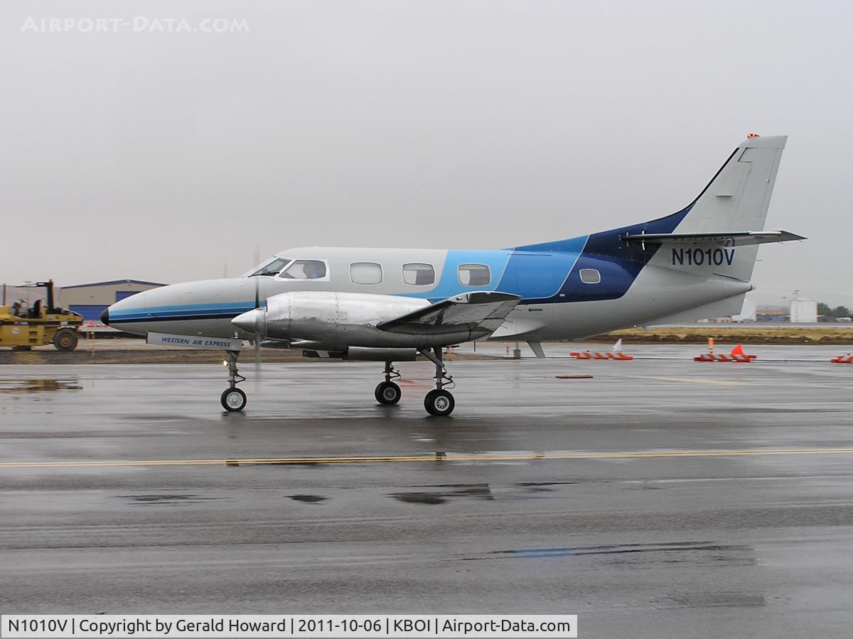 N1010V, 1980 Swearingen SA226-T(B) Merlin IIIB C/N T372, Taxi on Alpha 5.