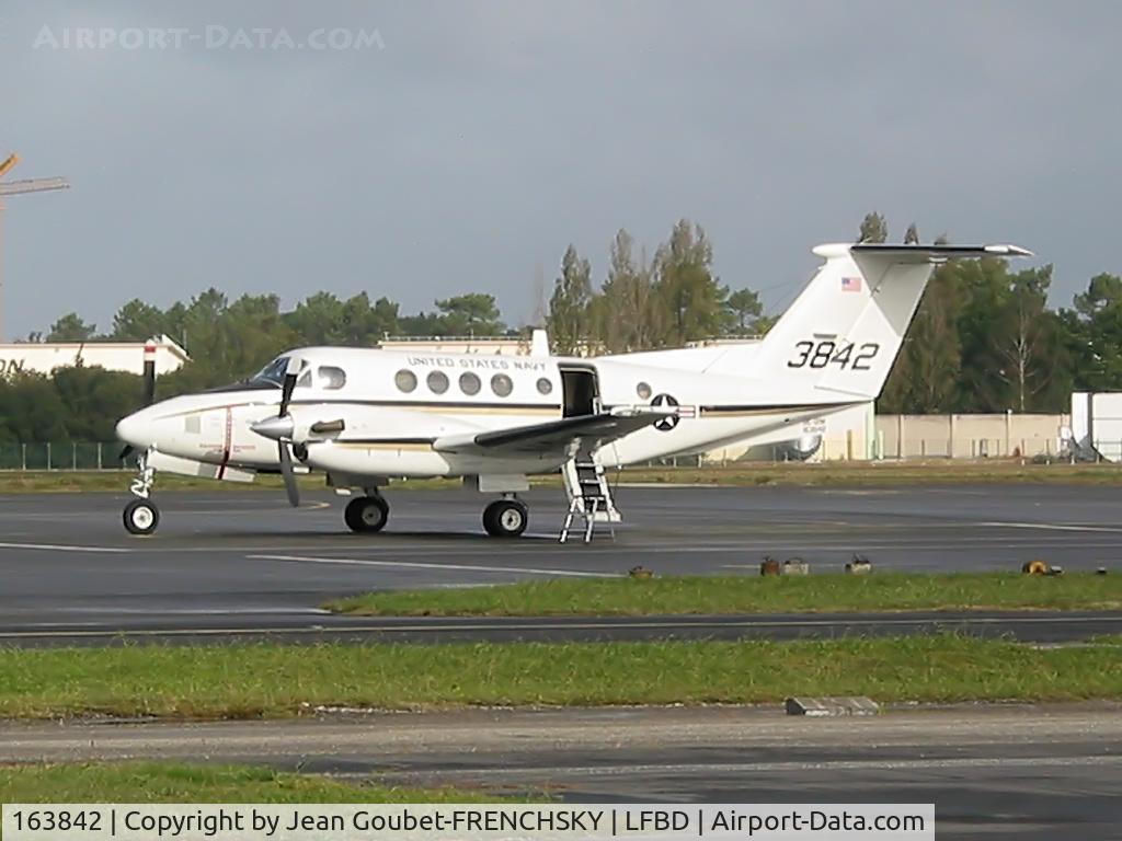 163842, 1987 Beech UC-12M Huron C/N BV-7, refuelling stop at Bordeaux airport for US Navy in 1999