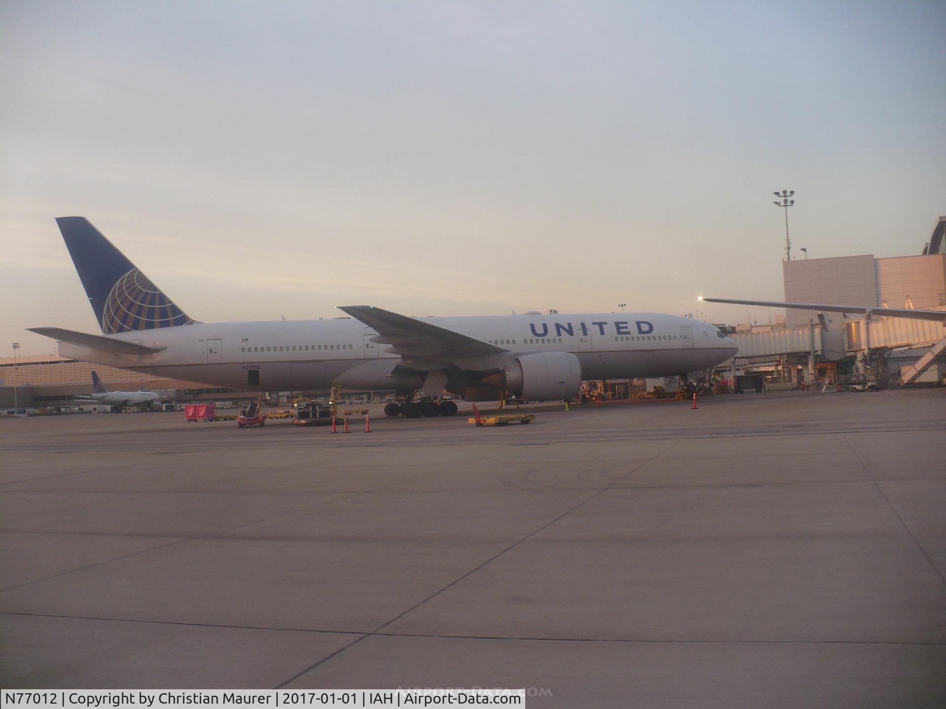 N77012, 1999 Boeing 777-224 C/N 29860, United 777-224