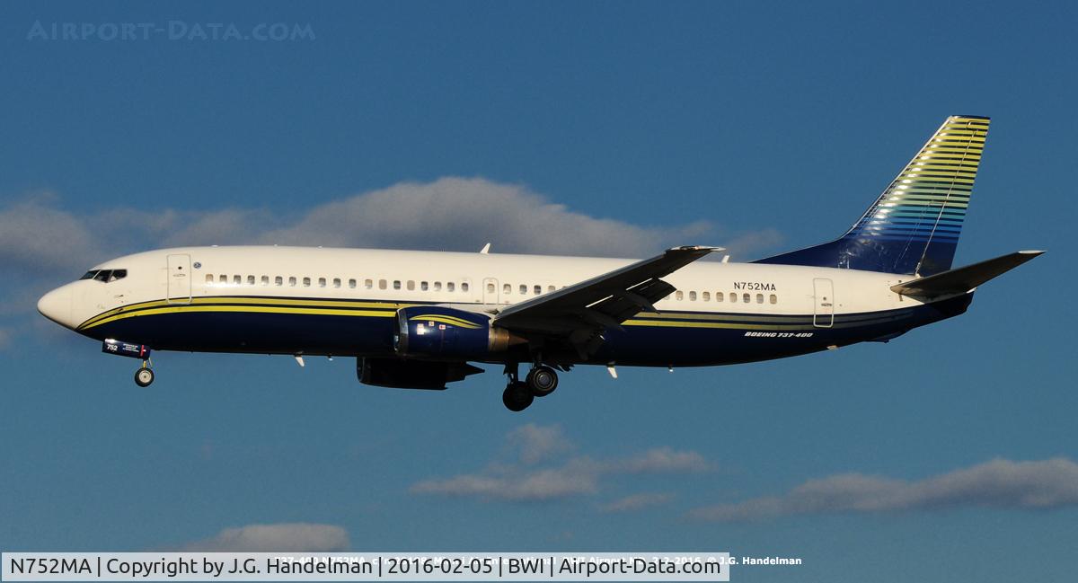 N752MA, 1996 Boeing 737-48E C/N 28198, Near 33L.