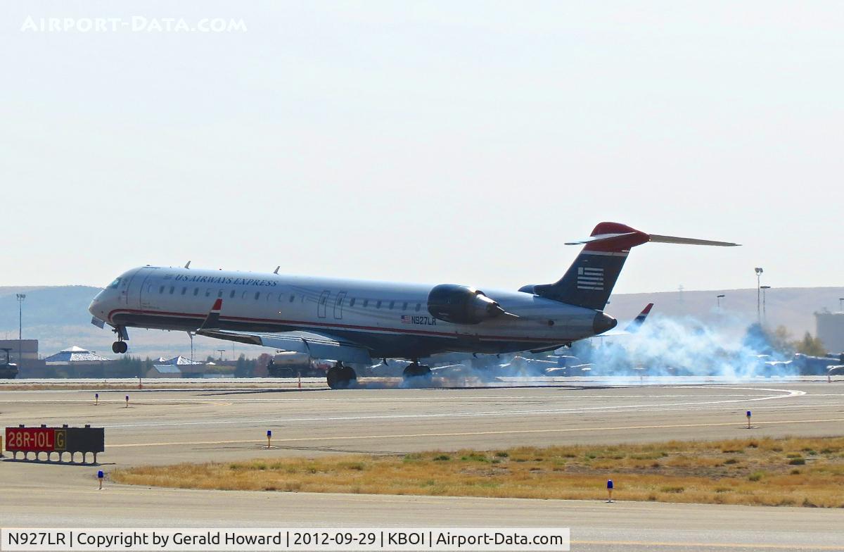 N927LR, 2005 Bombardier CRJ-900ER (CL-600-2D24) C/N 15027, Touch down.
