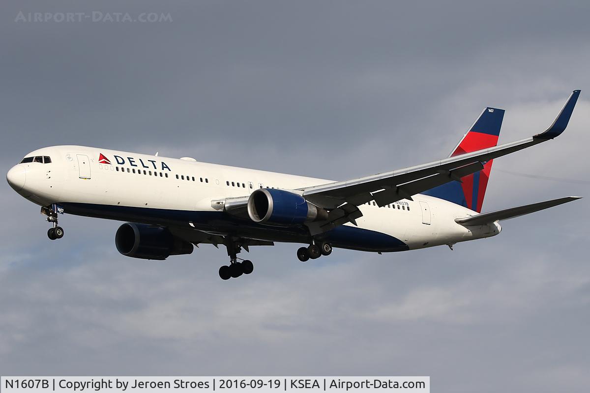 N1607B, 2000 Boeing 767-332 C/N 30388, Seattle