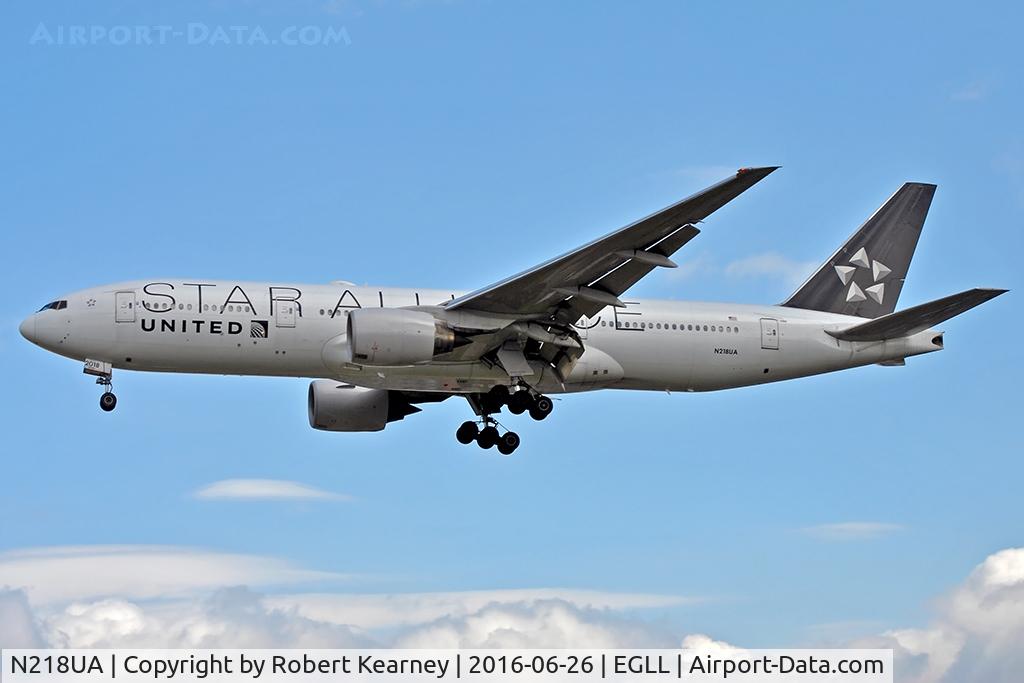 N218UA, 2001 Boeing 777-222 C/N 30222, Arriving 27L