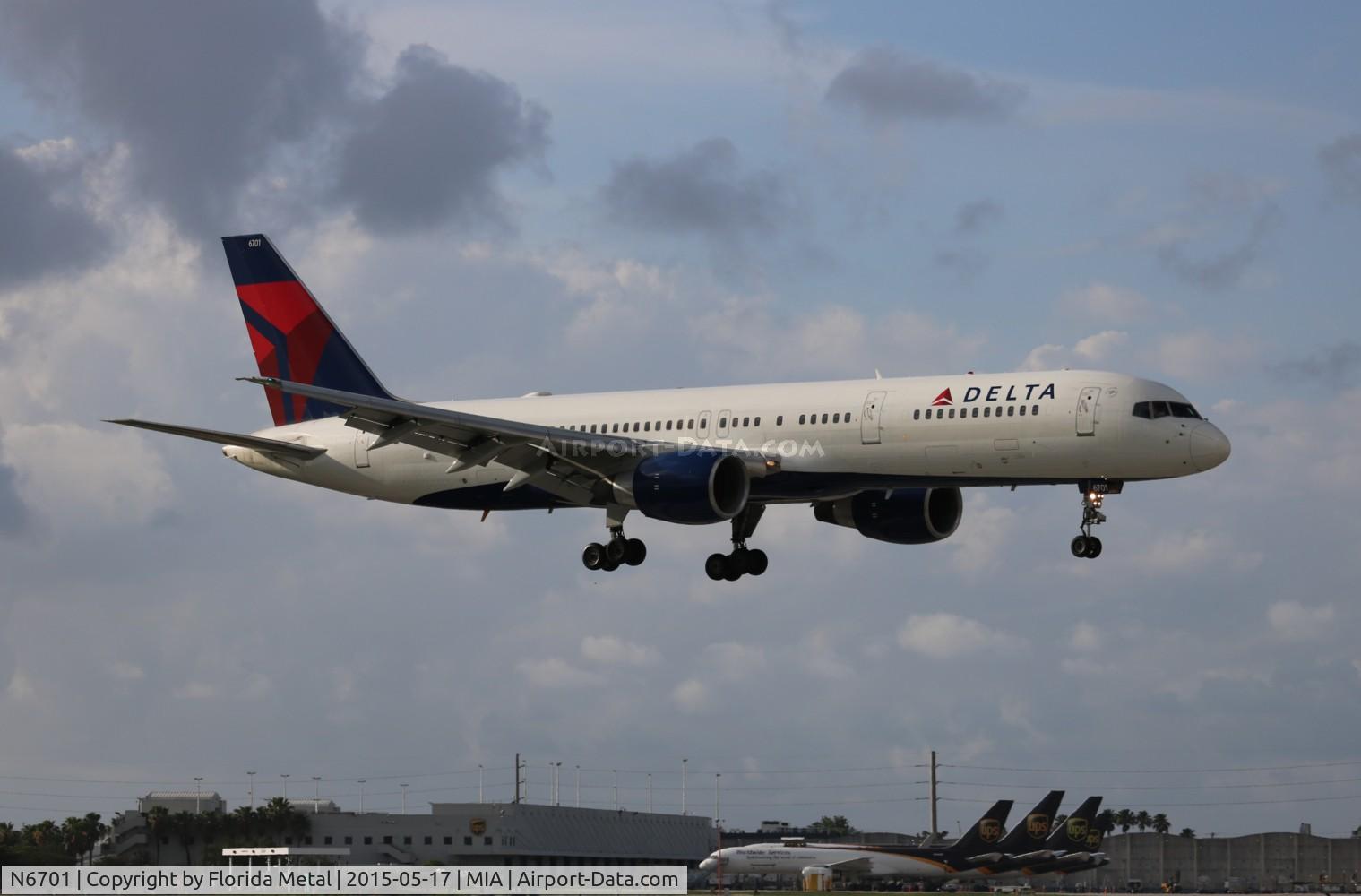 N6701, 1999 Boeing 757-232 C/N 30187, Delta