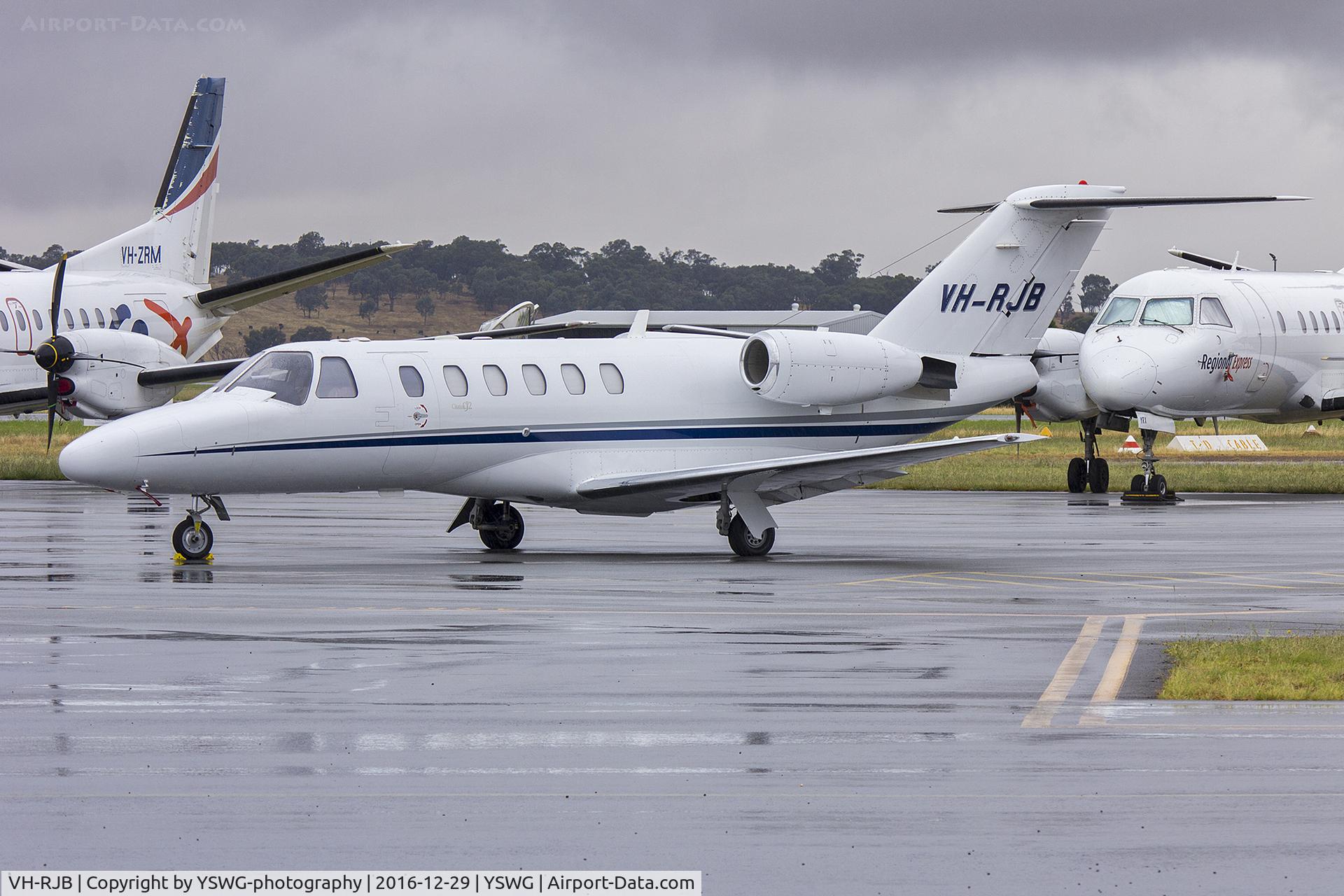 VH-RJB, 2002 Cessna 525A CitationJet CJ2 C/N 525A-0094, Edwards Coaches (VH-RJB) Cessna 525A CitationJet CJ2 on the tarmac at Wagga Wagga Airport.