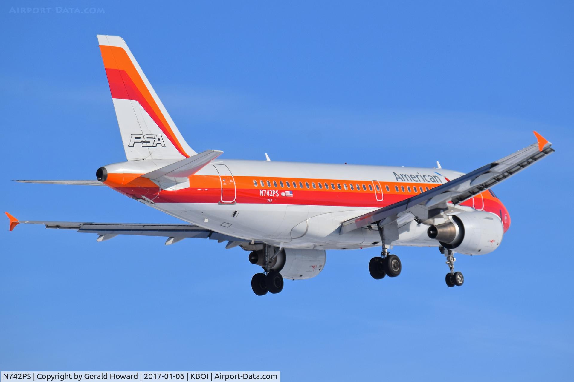 N742PS, 2000 Airbus A319-112 C/N 1275, On final for RWY 10L.